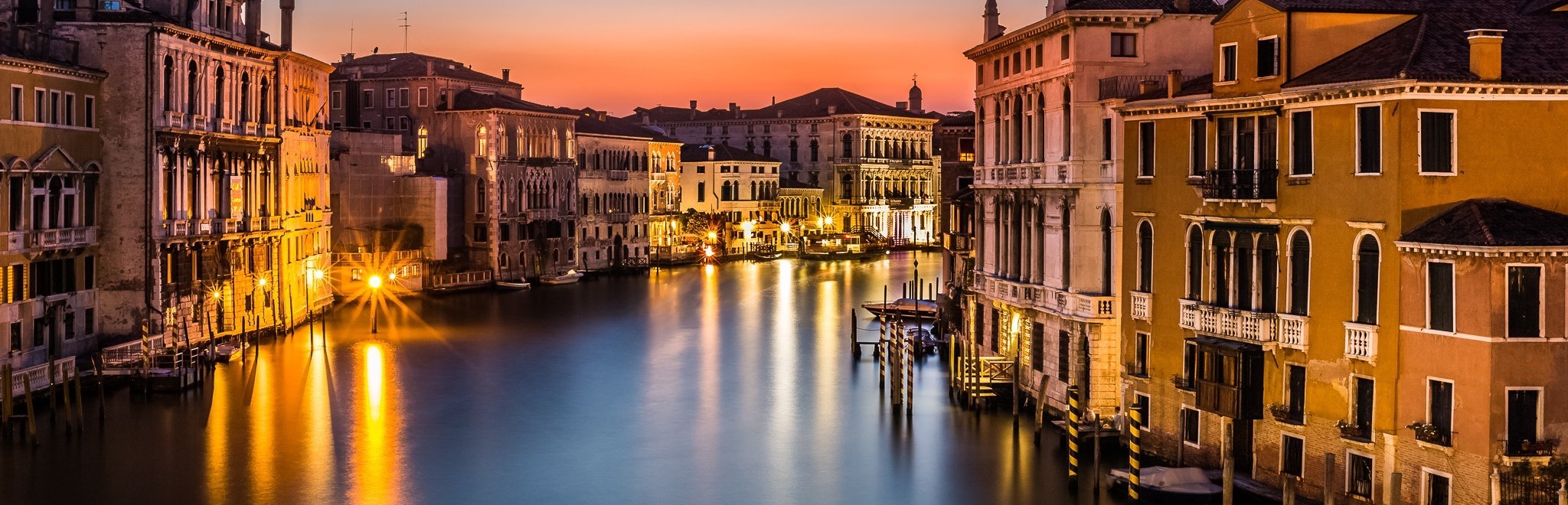 venezia-veneto-italia-canale-rialto-notte-luci-case-lago